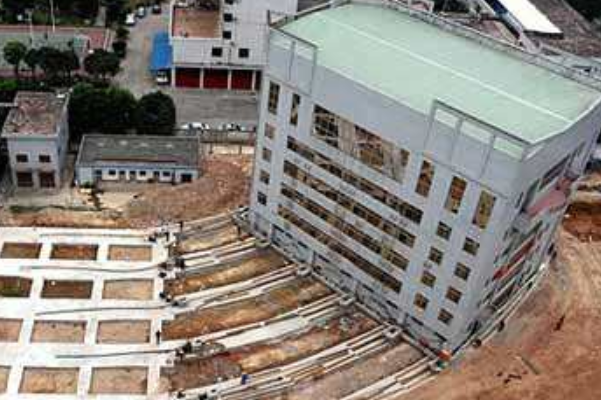 青島某建筑平移15米整體加固修繕